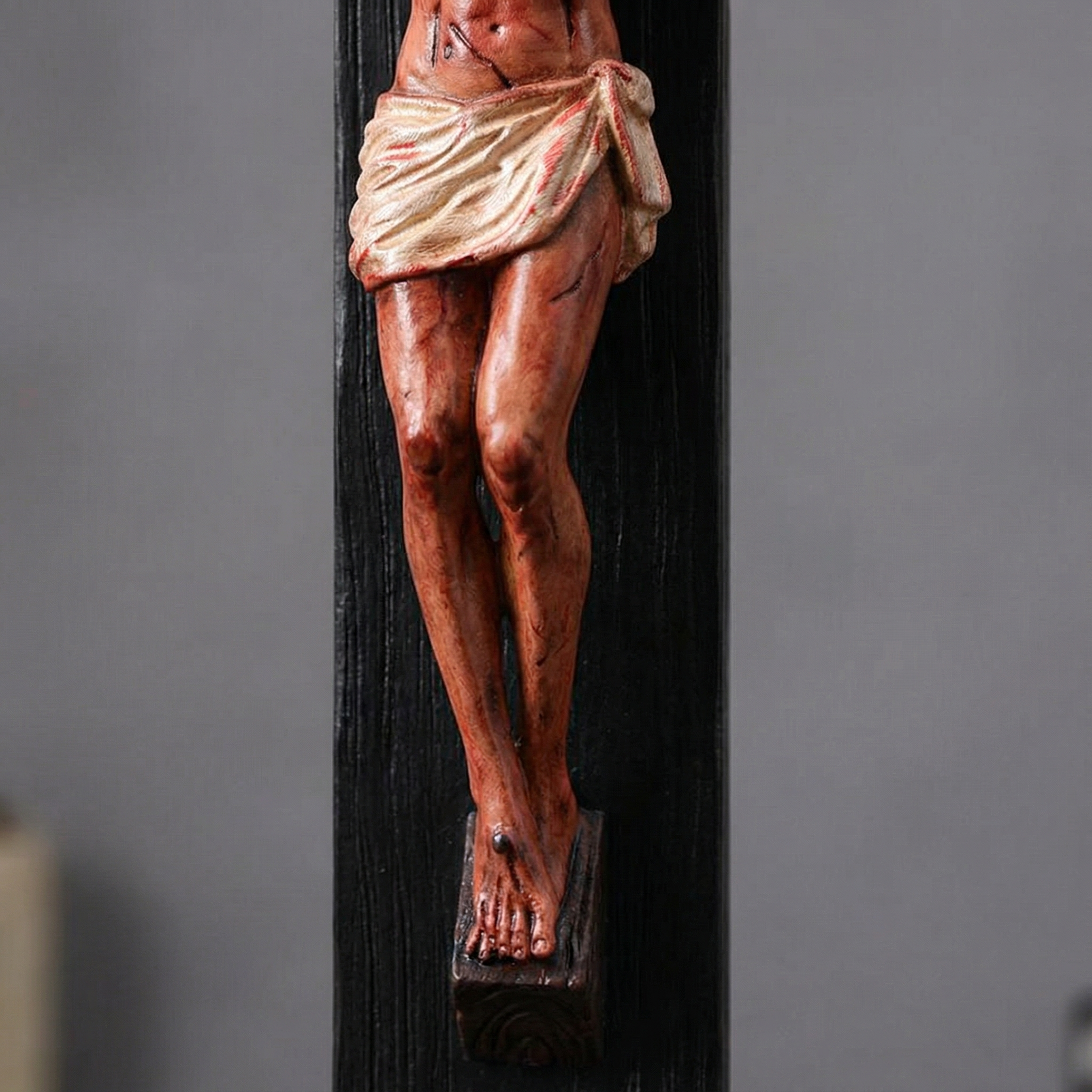 ✝️ Jesus Crucifix Statue – Hand-Painted Resin Christian Home Decor